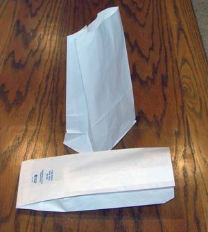 두 개의 작은 종이 봉투 - 아래: 평평한 거싯 봉투. 위: 사각형 바닥, 자동 열림