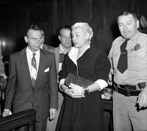 1955년 수표 사기 혐의로 기소된 페이튼