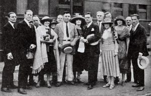 톰 런던(왼쪽에서 두 번째)과 에디스 스테이아트가 출연한 북극의 낸 출연진 사진