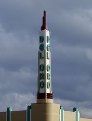 델 오로 극장의 상징적인 첨탑