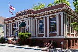 조시아 로이스의 이름을 딴 공공 도서관