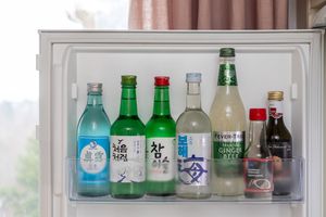 다양한 소주 브랜드의 병들