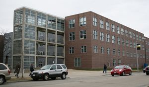 메릴랜드 애비뉴를 건너 북서쪽을 바라본 위스콘신 대학교-밀워키 건축 및 도시 계획 대학