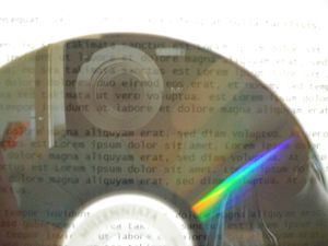 M-DISC의 반투명한 특성을 보여주는 사진