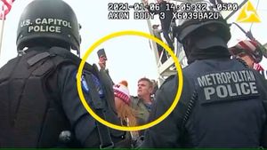 존스턴이 폭동에 참여한 모습을 보여주는 법무부 및 워싱턴 광역 경찰의 사진.