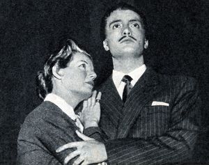 배우 라우라 솔라리와 함께 무대에 오른 가촐로 (1956년)