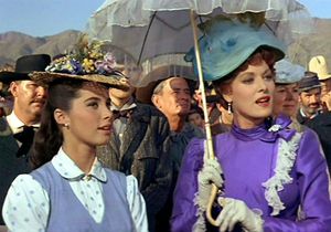 파워스 (왼쪽)와 모린 오하라는 1963년 McLintock!에서 함께 출연