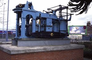 로버트 네이피어가 설계한 초기 사이드 레버 엔진, PS Leven (1823)에서 가져온 것으로, 스코틀랜드 해양 박물관에 전시되어 있다.