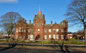 시청사와 그 앞에 있는 피터 데니의 동상