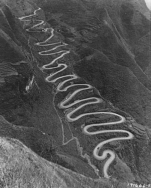 칭룽 현의 "24 굽이". 중일 전쟁 기간 동안 버마 로드를 통해 운송된 서방의 보급품은 먼저 윈난성의 성도인 쿤밍에 도착한 후, "24 굽이"와 같은 산길을 지나 구이저우성의 성도인 구이양을 거쳐 충칭으로 이동했다.