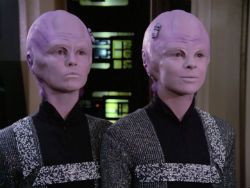 비나르족은 분장을 한 어린 배우들이 연기했다.