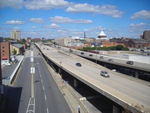 미국 40번 국도(오를레앙 스트리트) 교량에서 바라본 I-83(메릴랜드주 볼티모어)