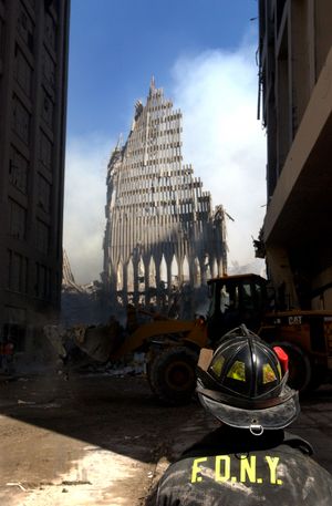 9.11 테러 당시 세계 무역 센터 붕괴 후 뉴욕시 소방관이 잔해를 바라보고 있다.