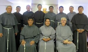 다양한 회색 수도복을 입은 관상 프란체스코회