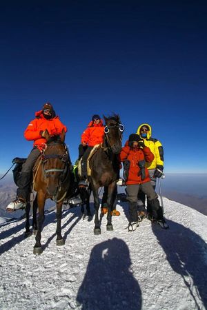 이반 쿨라가, 라마잔 알차코프, 아브레크 에디예프(왼쪽부터)와 그들의 말 지기트와 알마즈, 2020년 9월 4일 옐브루스산 서봉.