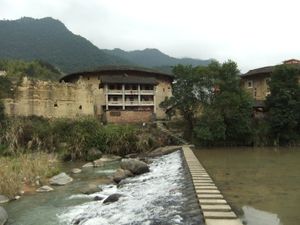 新南村}}), 후컹 진