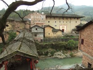 新南村}}) 후컹에 있는 복원된 사각형 토루인 창위안러우