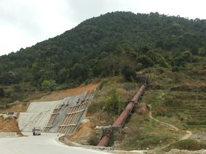 洋多村}}), 후컹으로 파이프를 통해 산에서 운반된다.