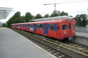 T1000 차량이 Forskningsparken 역의 Sognsvann 선에서 운행 중이다.