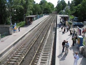 블린데른은 오슬로 대학교 본교가 있는 링선 및 소그스반 선에 위치해 있다.
