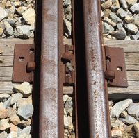 mm}})을 보여주는 이중 궤도에서 3레일 구성에서 가능한 최소 궤간 차이를 결정합니다.