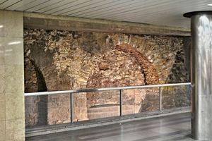 무스텍 역의 중세 다리