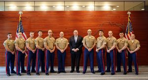 주중국 미국 대사관에서 근무하는 미국 해병대 대사관경비단 소속 병사들을 만난 마이크 폼페이오 미국 국무장관