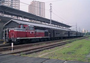 1993년 효고역에서 DE10형 디젤 기관차가 견인하는 열차