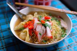 차시우는 태국 치앙마이에서처럼 흔히 면 요리로 제공된다.