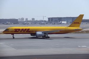 2013년 두바이 국제공항에서 택싱하는 전 DHL 인터내셔널 보잉 757-200PCF