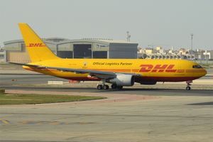 2019년 바레인 국제공항에 있는 전 DHL 인터내셔널 보잉 767-200BDSF