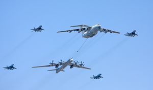 2008년 모스크바 전승 기념일 퍼레이드에서 공중 급유를 시뮬레이션하는 일류신 Il-78과 Tu-95MS