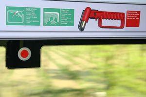 ICE 1 열차 창문, 사전 결정된 파손 지점과 비상용 망치