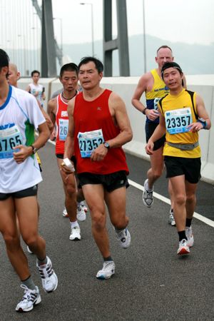 홍콩 마라톤은 2016년까지 이 다리를 이용했다. 교통 체증에 대한 불만으로 인해, 주최측은 마라톤 코스에서 이 다리를 제거해야 했다.