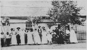 1884년 애리조나주 클리프턴에 있는 호비 댄스 홀의 고객과 직원; 오른쪽 나무 옆의 저자는 안톤 마짜노비치