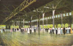 20세기 초 엽서, 1882년에 지어진 오하이오주 시더포인트의 댄스 파빌리온을 보여주며, "이리 호수에서 가장 큰 댄스 플로어"로 알려짐