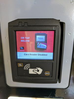 대학교 자동 판매기에 부착된 블랙보드 트랜스액트 카드 결제 장치.