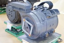 중공축 평행 카르단 구동 방식의 150kW 직류 직권 전동기. 중실의 출력축(비틀림축)에 휨판 이음새가 장착된 상태이며, 전기자 측의 중공축과는 중심이 어긋나 있다.