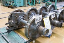 중공축 평행 카르단 구동 방식의 차륜. 차륜 이외의 스프링 하 질량은 대형 기어와 감속기의 일부에 불과하며, 매달린 구동 방식에 비해 매우 작다.