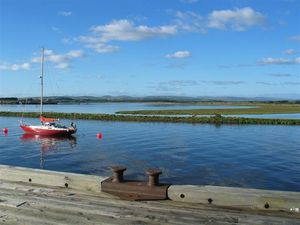 어바인 항구와 그 사이를 흐르는 어바인 강