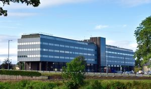 어빈 중심부에 위치한 북 에어셔 의회의 본부인 커닝엄 하우스