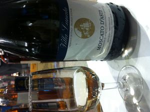 머스캣의 특징적인 꽃향과 "포도" 향은 Moscato d'Asti와 같은 와인에서 볼 수 있다. 이는 오크 숙성이나 효모 자가분해와 같은 와인 제조 과정에서 파생된 향보다는 포도의 품종별 향을 강조하는 와인 제조 스타일로 만들어지기 때문이다.