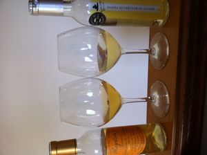 프랑스에서는 Muscat blanc à Petits Grains(작은 낟알 머스캣)을 사용하여 Muscat de Saint-Jean de Minervois(왼쪽)와 Muscat de Beaume de Venise(오른쪽)와 같은 강화된 "Vin doux Naturel"(뱅 두 나튀렐, 천연 강화 와인) 디저트 와인을 만드는 데 자주 사용된다
