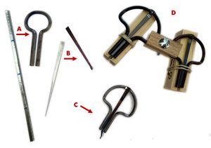 몰너 주즈 하프 제작 과정. 작업 단계: (A) 사각 금속 와이어 굽기, (B) 진동 혀 절단, 망치질 및 경화, (C) 뎅겔 해머로 부품 결합, (D) 음정에 따라 주즈 하프 조립
