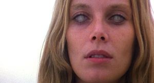 몇몇 배우들(사진 속의 친치아 몬레알레)이 착용한 흰색 콘택트 렌즈는 시야를 완전히 차단했다.