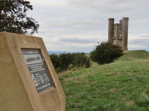 타워 인근 1943년 6월 훈련 임무 중 추락한 A.W.38 휘틀리 폭격기의 승무원을 기리는 기념비