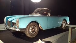 라르미나가 1955년을 배경으로 한 영화의 연대기적 모순인 1959년까지 존재하지 않았던 파셀 베가 모델을 운전하며 공항에서 드 라 바스를 데리러 간다.