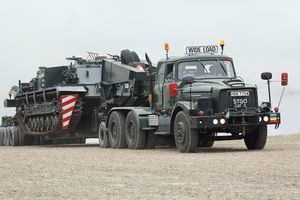 Scammell Contractor가 REME의 컨커러 ARV2 FV222 전차 구난 차량을 견인하고 있다(2008)