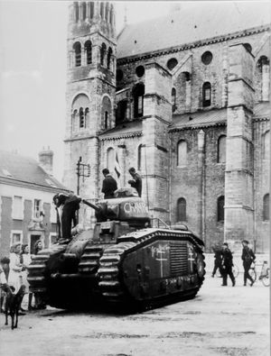 1944년 랭스에서 프랑스 레지스탕스에 의해 탈환된 전 독일군 B1 bis.