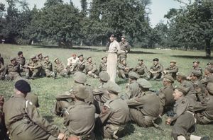 노르망디 상륙 작전 중 용감하게 싸운 제50 사단 병사들에게 훈장을 수여하기 전에 연설하는 버나드 몽고메리 경 장군. 그 바로 뒤에 서 있는 사람이 제50 사단 사령관 더글러스 그레이엄 소장이다.